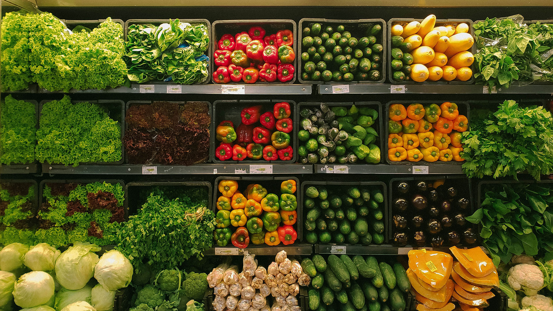 scaffale di un supermercato con prodotti ortofrutticoli