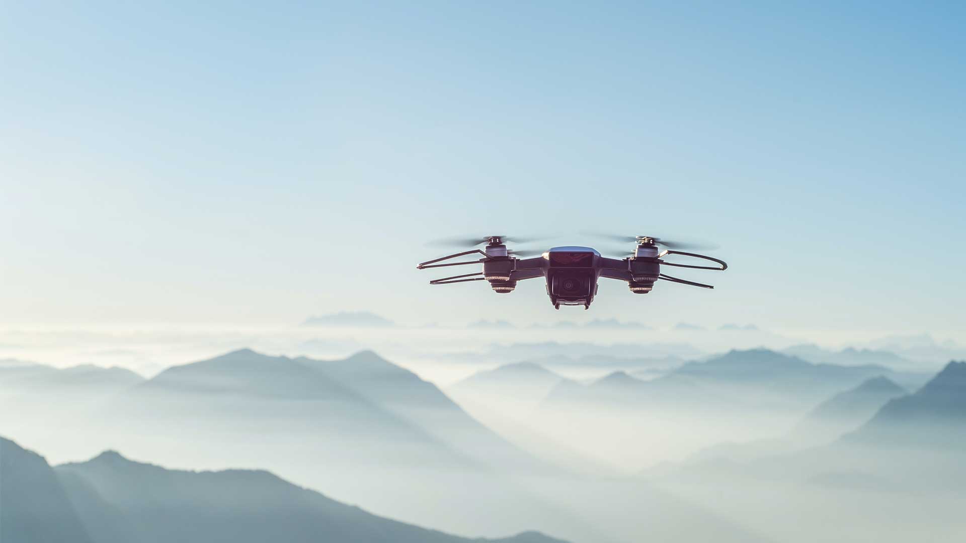 drone che vola sopra paesaggio montano