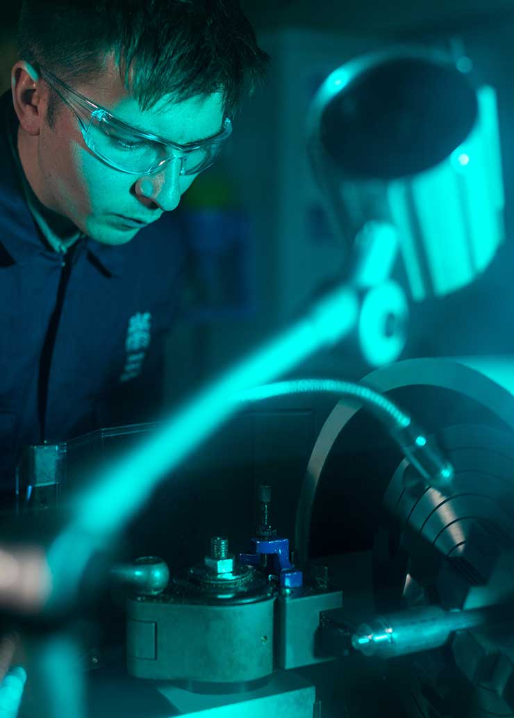 Ragazzo che svolge analisi attraverso un microscopio